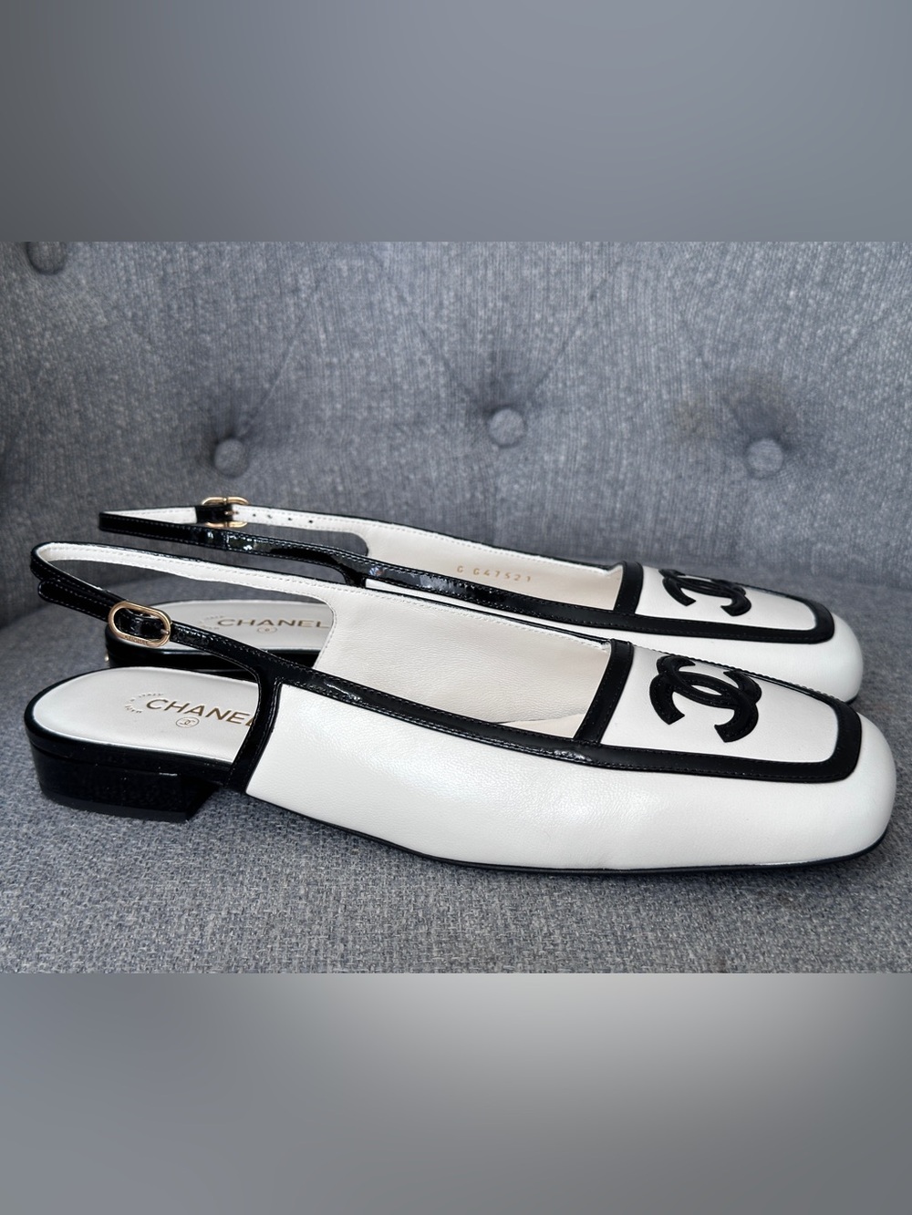 2026B CHANEL WHITE AND BLACK LEATHER SLINGBACKS SHOES with GOLD CC LOGO 38.5 - Picture 4 of 16